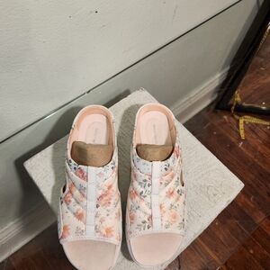 Easy Spirit Cream and Pink Mules with Structured Footbed